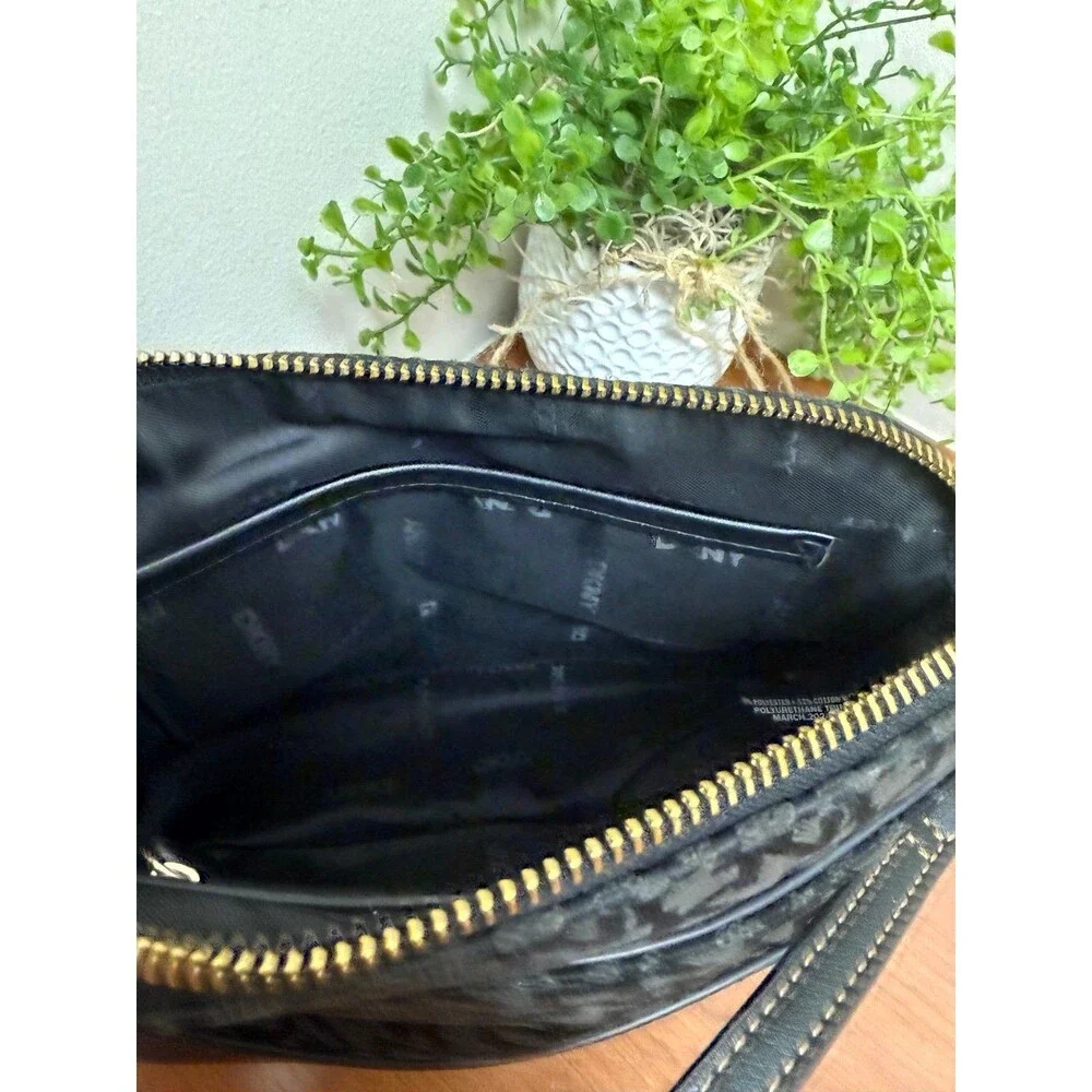 DKNY BLACK SMALL MEDIUM CROSSBODY PURSE BRYANT DOME $148 EUC